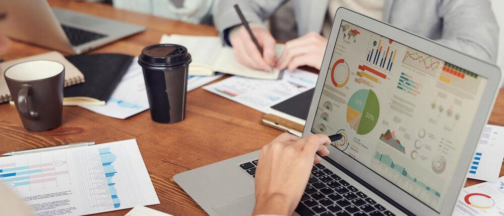 4 tips para ahorrar dinero en los gastos de tu equipo comercial
